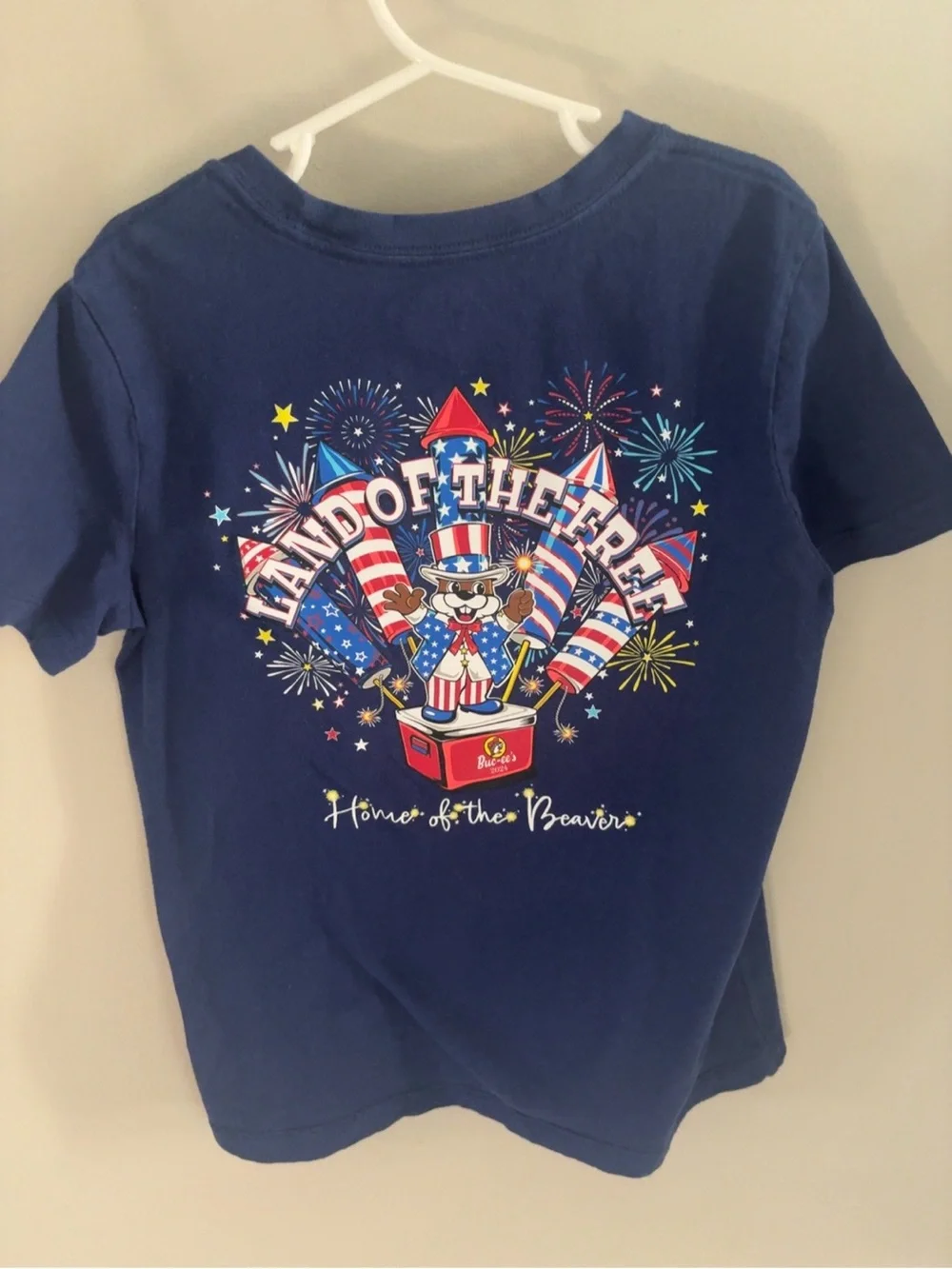 Buc-ee’s Youth Small 2024 Land of the Free Patriotic Graphic Tee Fireworks USA